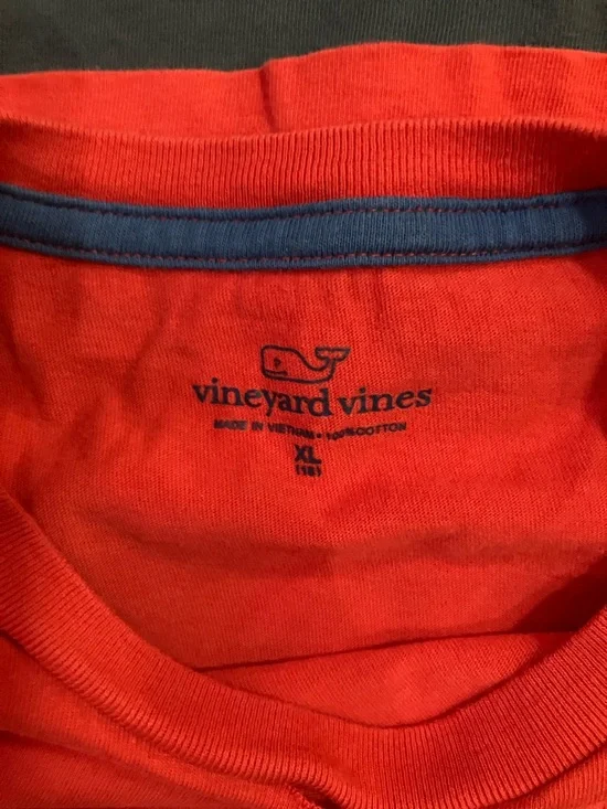 Vineyard Vines Coral, Navy & Red Whale Tees with Khaki Shorts Sz XL (16) EUC - Picture 8 of 15